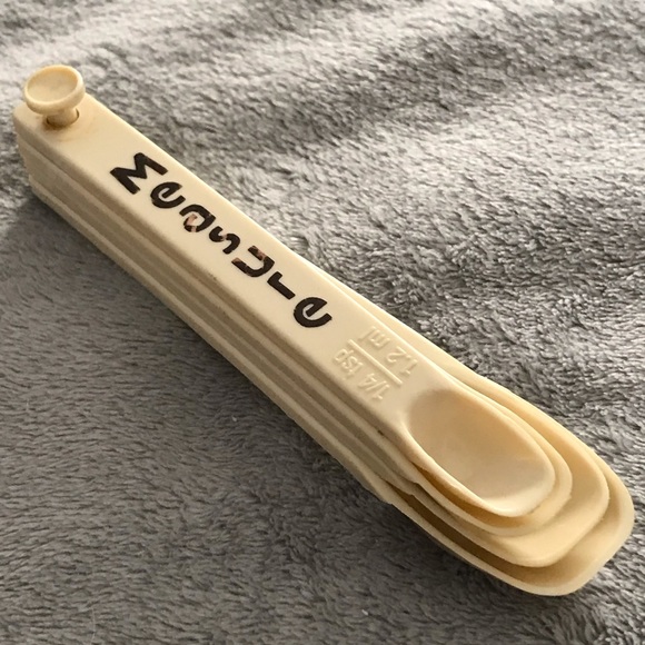 Vintage Plastic Measuring Set - Picture 3 of 6